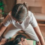 Czym jest masaż kręgosłupa oraz jak często należy go wykonywać?
