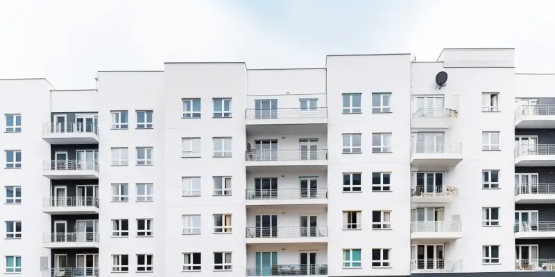 Nieruchomość w mieście czy poza nim? Wady i zalety
