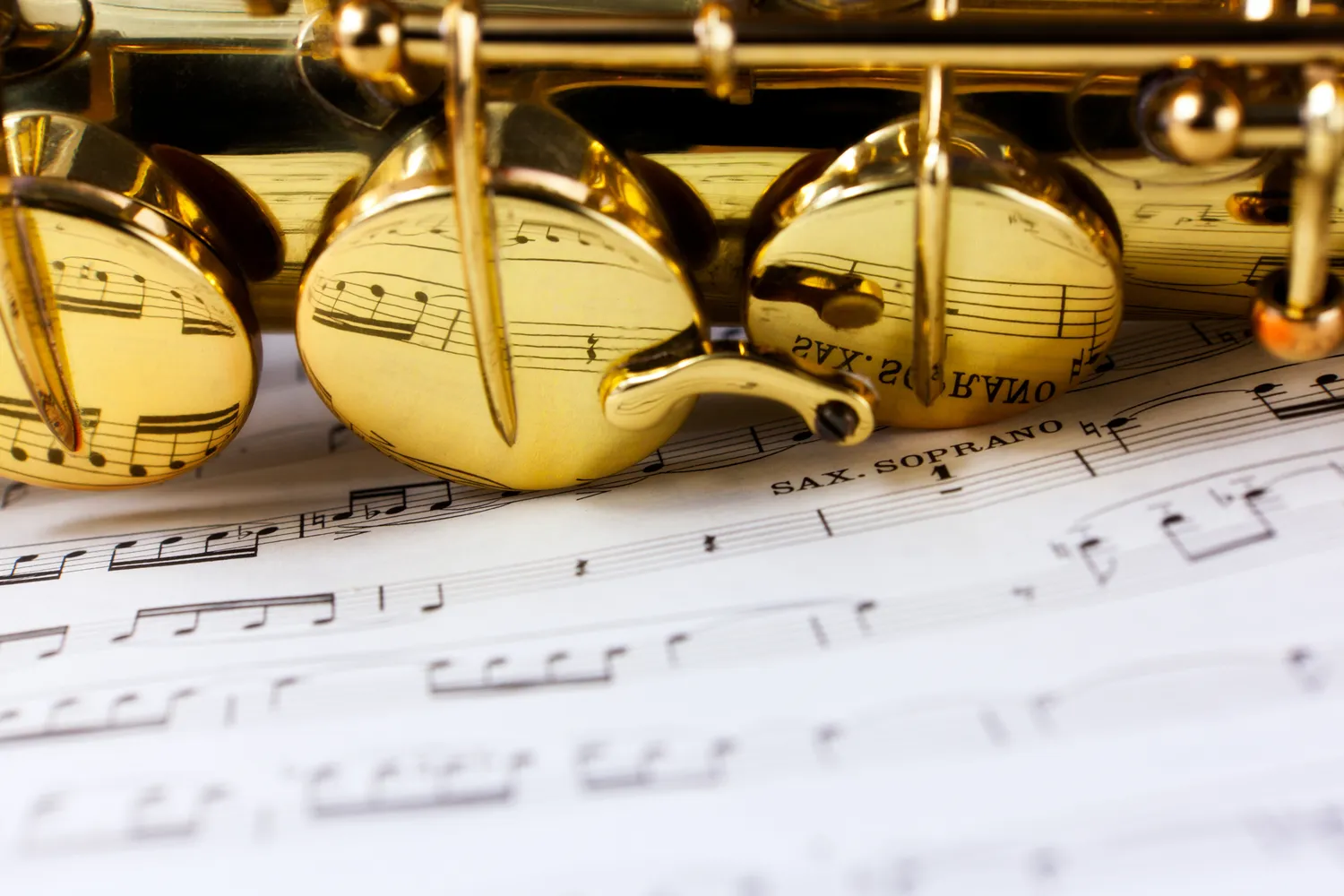 O ile transponuje saksofon altowy?